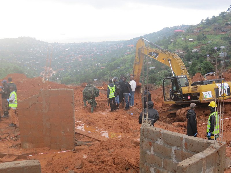 Σκηνές αποκάλυψης στη Σιέρα Λεόνε - Χιλιάδες αγνοούμενοι μετά τις φονικές κατολισθήσεις λάσπης [εικόνες & βίντεο]  | iefimerida.gr 2
