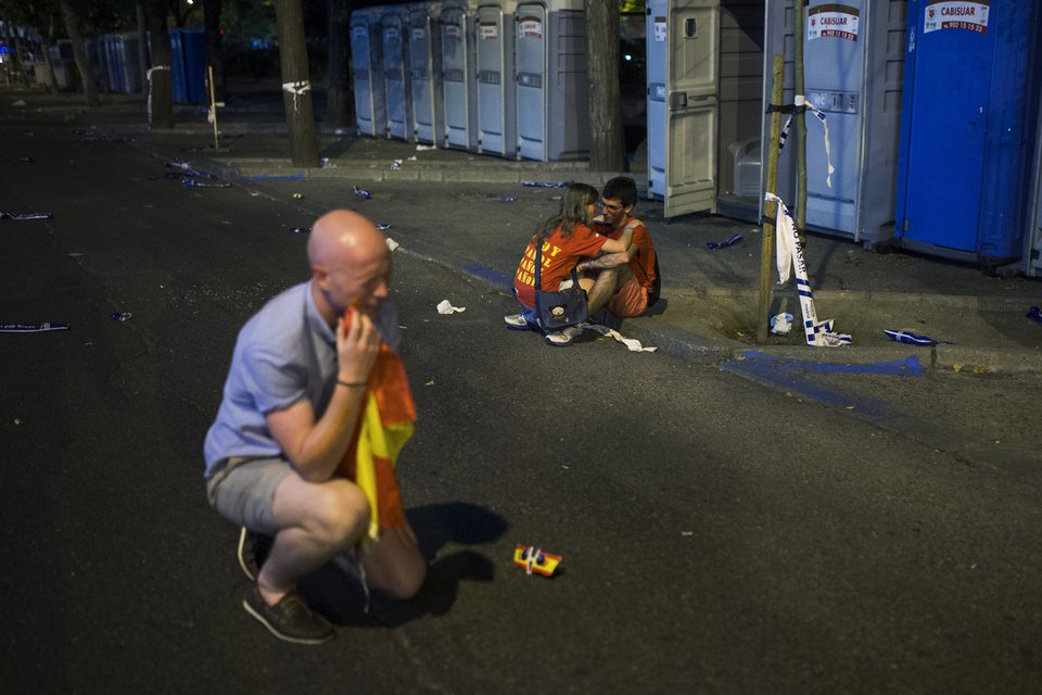 Αυτοί είναι οι πιο θλιμμένοι φίλαθλοι του κόσμου -Ο φωτογραφικός φακός κατέγραψε τα πρόσωπα της ήττας [εικόνες] | iefimerida.gr 16