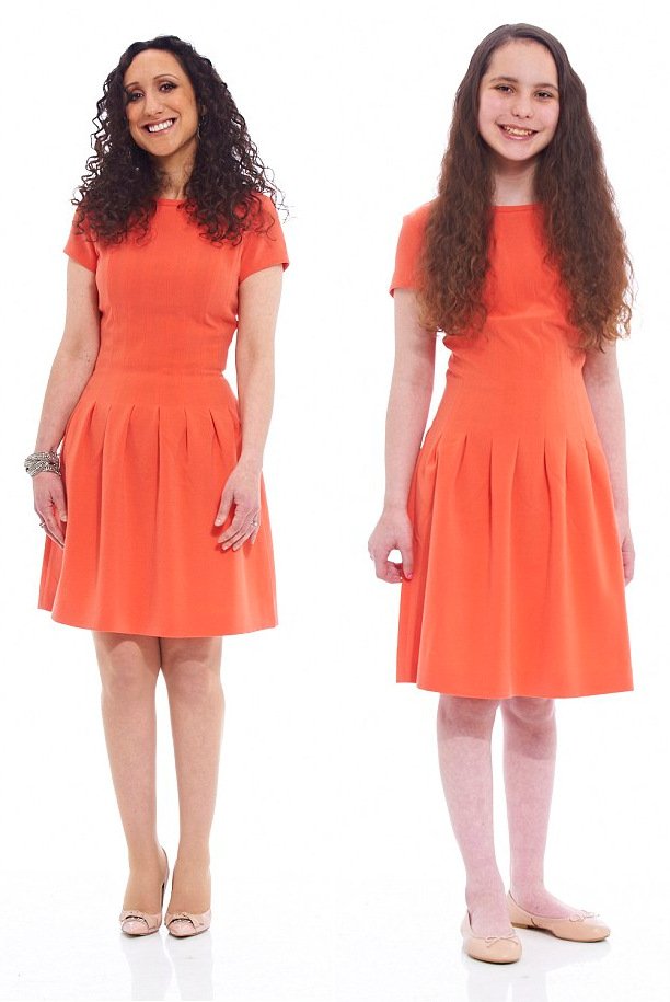 Γελάνε όλοι με τη νέα μόδα: Μαμάδες φορούν και βγαίνουν έξω με τα ρούχα των 10χρονων παιδιών τους [εικόνες] | iefimerida.gr 1