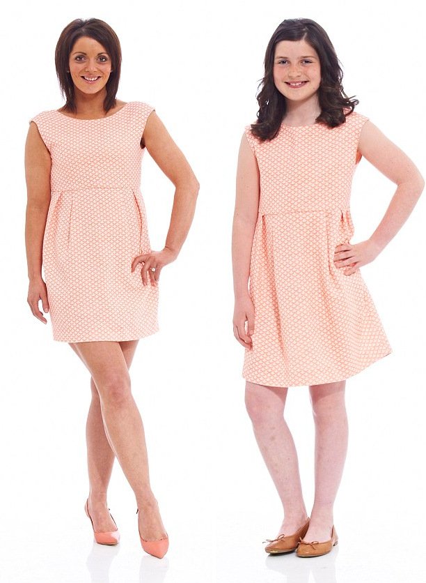 Γελάνε όλοι με τη νέα μόδα: Μαμάδες φορούν και βγαίνουν έξω με τα ρούχα των 10χρονων παιδιών τους [εικόνες] | iefimerida.gr 3