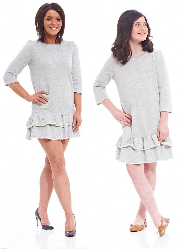 Γελάνε όλοι με τη νέα μόδα: Μαμάδες φορούν και βγαίνουν έξω με τα ρούχα των 10χρονων παιδιών τους [εικόνες] | iefimerida.gr 4