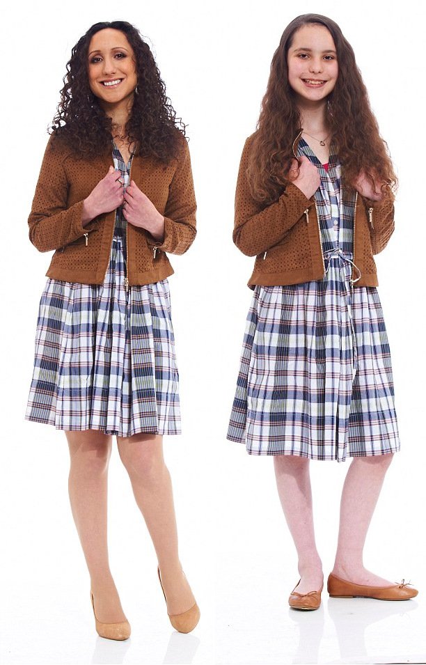 Γελάνε όλοι με τη νέα μόδα: Μαμάδες φορούν και βγαίνουν έξω με τα ρούχα των 10χρονων παιδιών τους [εικόνες] | iefimerida.gr 2