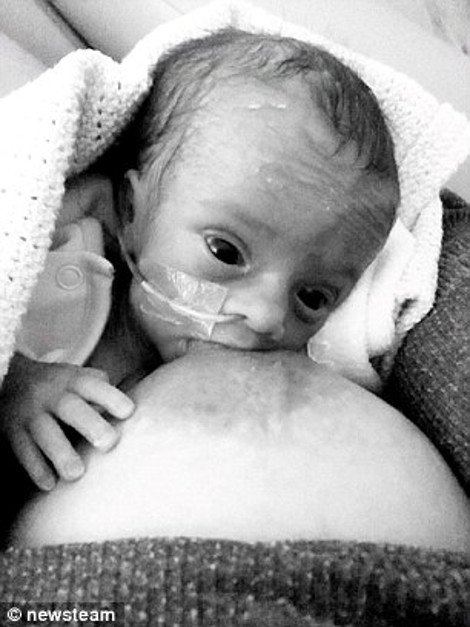 Το Facebook «κατέβασε» φωτογραφία μητέρας που θήλαζε το μωρό της - Χρήστης τη θεώρησε... προσβλητική [εικόνες] | iefimerida.gr 0