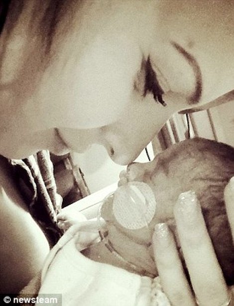 Το Facebook «κατέβασε» φωτογραφία μητέρας που θήλαζε το μωρό της - Χρήστης τη θεώρησε... προσβλητική [εικόνες] | iefimerida.gr 1