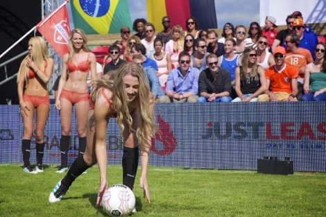 Οι Ολλανδοί έκαναν δικό τους Μουντιάλ με πλούσιο θέαμα: Γυναικείες ομάδες έπαιξαν μόνο με τα εσώρουχα [εικόνες] | iefimerida.gr 0