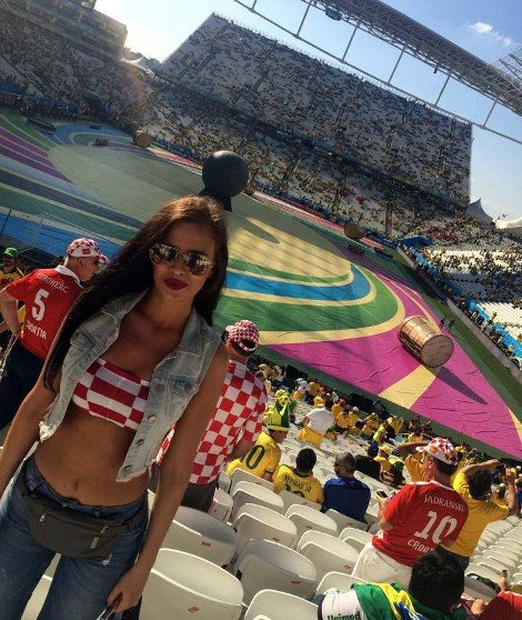 Οι όμορφες της κερκίδας: Τα πρώτα πρόσωπα που μαγνήτισαν τα βλέμματα στο Μουντιάλ [εικόνες] | iefimerida.gr 1