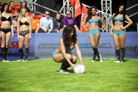 Οι Ολλανδοί έκαναν δικό τους Μουντιάλ με πλούσιο θέαμα: Γυναικείες ομάδες έπαιξαν μόνο με τα εσώρουχα [εικόνες] | iefimerida.gr 5