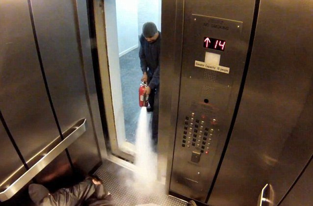 Στραγγαλισμός σε ζωντανή μετάδοση μέσα στο ασανσέρ [βίντεο]  | iefimerida.gr 1