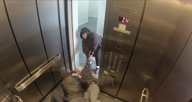 Στραγγαλισμός σε ζωντανή μετάδοση μέσα στο ασανσέρ [βίντεο]  | iefimerida.gr 0