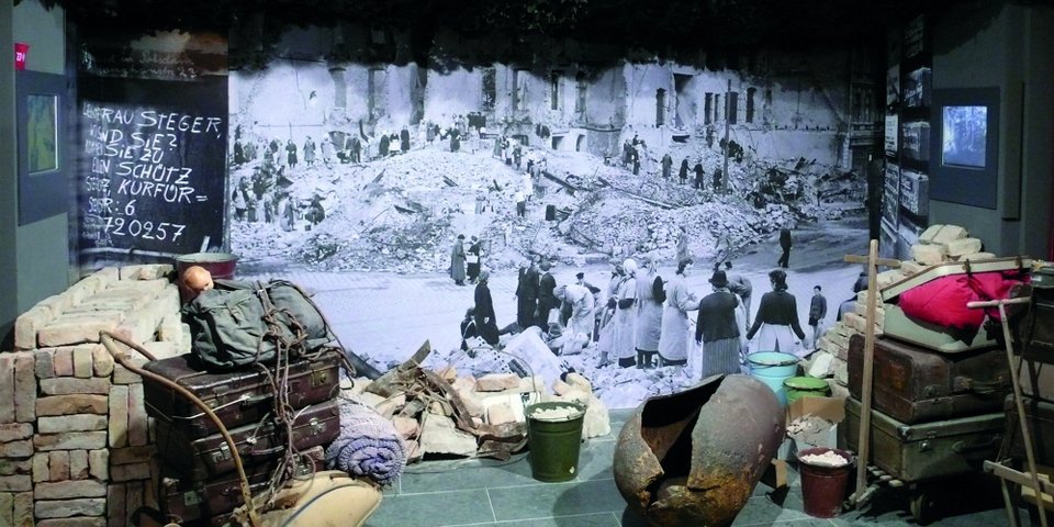 Εκαναν απομίμηση του καταφυγίου όπου αυτοκτόνησε ο Χίτλερ -Σάλος στο Βερολίνο [εικόνες] | iefimerida.gr 4