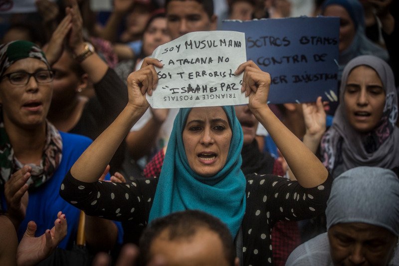 «Το Ισλάμ είναι ειρήνη»: Μουσουλμάνοι διαδήλωσαν στη Λας Ράμπλας, κατά των επιθέσεων [εικόνες] | iefimerida.gr 1