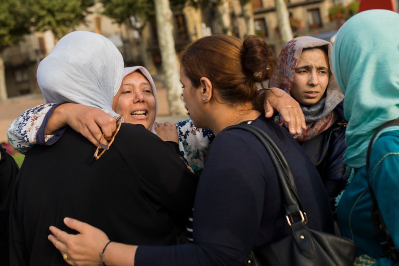 «Το Ισλάμ είναι ειρήνη»: Μουσουλμάνοι διαδήλωσαν στη Λας Ράμπλας, κατά των επιθέσεων [εικόνες] | iefimerida.gr 2