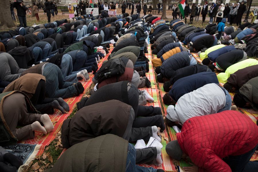 ΗΠΑ: Mουσουλμάνοι διαμαρτυρήθηκαν μπροστά στο Λευκό Οίκο για την Ιερουσαλήμ [εικόνες] | iefimerida.gr 2