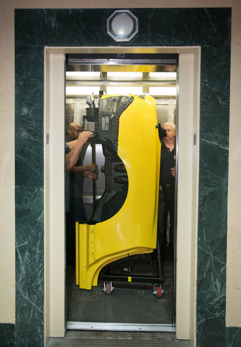 Πώς να ανεβάσετε μία Mustang στην κορυφή του Empire State Building [εικόνες & βίντεο] | iefimerida.gr 6