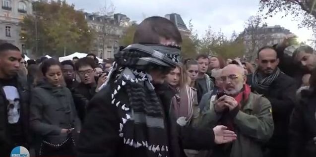 «Είμαι μουσουλμάνος, αγκαλιάστε με» -Το σπαρακτικό πείραμα στην καρδιά του Παρισιού [βίντεο] | iefimerida.gr 0