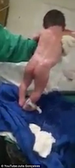 Απίστευτο: Σούπερ μωρό κάνει βήματα λίγο μετά τη γέννησή του! [βίντεο] | iefimerida.gr 0