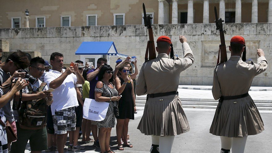 Η Ελλάδα σήμερα μέσα από επτά στιγμιότυπα -Κλειστές τράπεζες, άδεια βενζινάδικα και πρόσωπα γεμάτα απόγνωση [εικόνες] | iefimerida.gr 1
