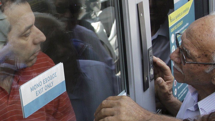 Η Ελλάδα σήμερα μέσα από επτά στιγμιότυπα -Κλειστές τράπεζες, άδεια βενζινάδικα και πρόσωπα γεμάτα απόγνωση [εικόνες] | iefimerida.gr 0