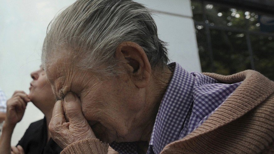 Η Ελλάδα σήμερα μέσα από επτά στιγμιότυπα -Κλειστές τράπεζες, άδεια βενζινάδικα και πρόσωπα γεμάτα απόγνωση [εικόνες] | iefimerida.gr 5