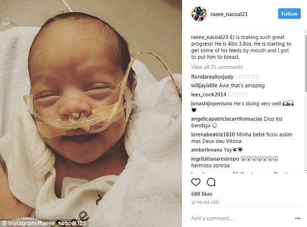 Απίστευτη εικόνα: Γέννησε μέσα στο αυτοκίνητο, κρατά το μωρό στον αμνιακό σάκο [εικόνες] | iefimerida.gr 1