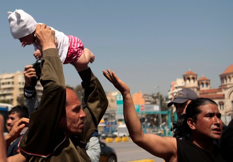 Σοκ στον Πειραιά: Μετανάστης απείλησε να πετάξει μωρό σε λιμενικό! [βίντεο] | iefimerida.gr 2