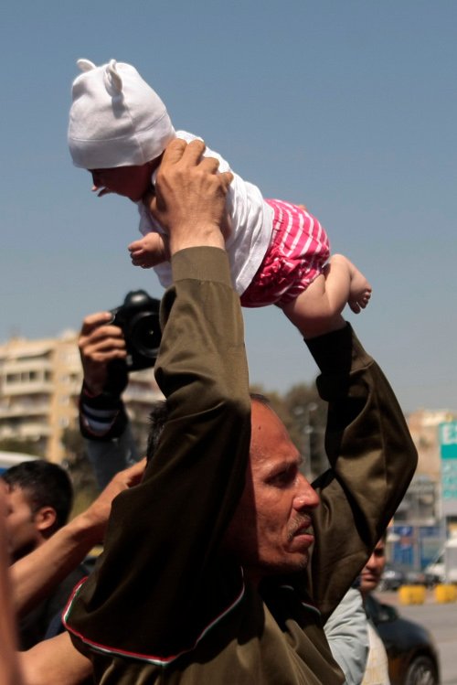Σοκ στον Πειραιά: Μετανάστης απείλησε να πετάξει μωρό σε λιμενικό! [βίντεο] | iefimerida.gr 3
