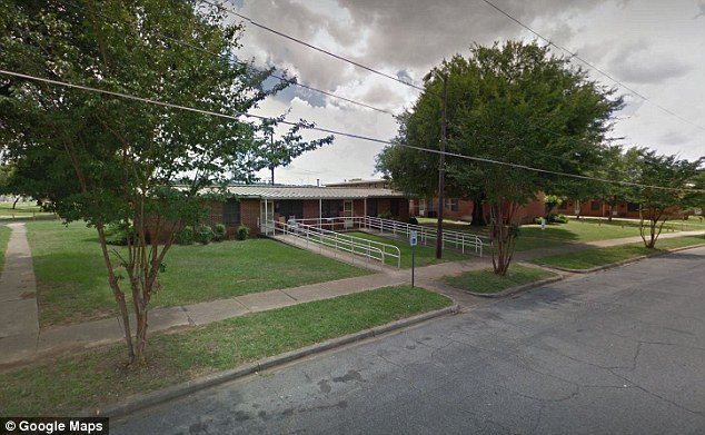 Η αστυνομικός που συγκινεί: Βρήκε τους γονείς του μωρού λιπόθυμους από υπερβολική δόση [εικόνες] | iefimerida.gr 0