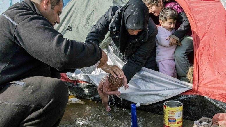 Συγκλονιστικές εικόνες με νεογέννητο μωρό στις λάσπες της Ειδομένης | iefimerida.gr 0