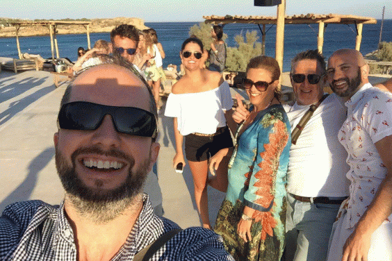 Ζευγάρι ομοφυλοφίλων ξυλοκοπήθηκε μέχρι αναισθησίας στη Μύκονο [εικόνες] | iefimerida.gr 0