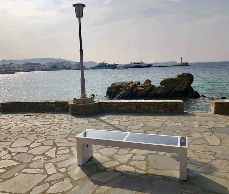 Hi tech παγκάκι με θέα θάλασσα
