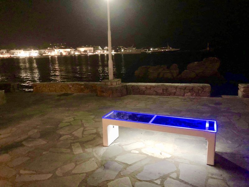Μπλε φωτισμό θα έχουν τη νύχτα τα ηλιακά παγκάκια