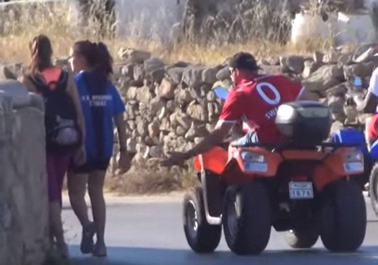 Μύκονος: Οι επικίνδυνες κόντρες με γουρούνες του NBAer Πολ Τζορτζ και η άσεμνη χειρονομία σε κοπέλα [βίντεο] | iefimerida.gr 0