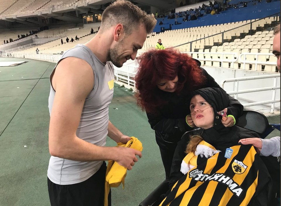 Η Μυρτώ της Πάρου στο ΟΑΚΑ, σε αναπηρικό καροτσάκι, μαζί με παίκτες της ΑΕΚ [εικόνες] | iefimerida.gr 0