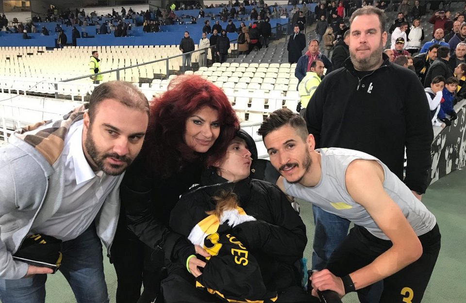 Η Μυρτώ της Πάρου στο ΟΑΚΑ, σε αναπηρικό καροτσάκι, μαζί με παίκτες της ΑΕΚ [εικόνες] | iefimerida.gr 1