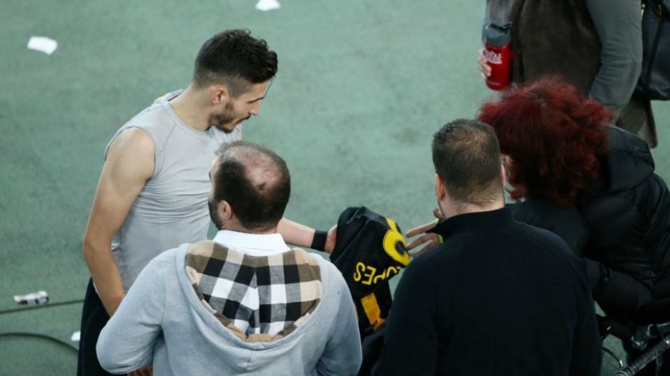 Η Μυρτώ της Πάρου στο ΟΑΚΑ, σε αναπηρικό καροτσάκι, μαζί με παίκτες της ΑΕΚ [εικόνες] | iefimerida.gr 2