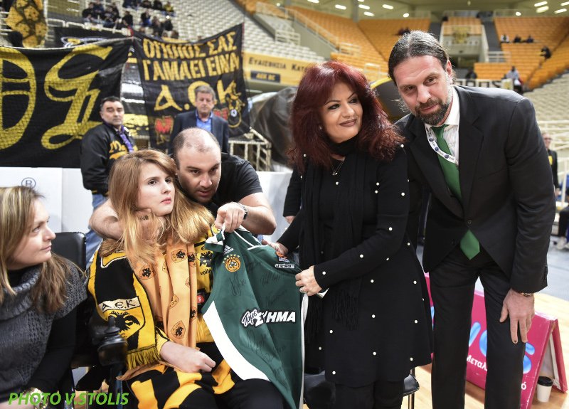 Το δώρο των παικτών του Παναθηναϊκού στη Μυρτώ της Πάρου [εικόνες] | iefimerida.gr 0