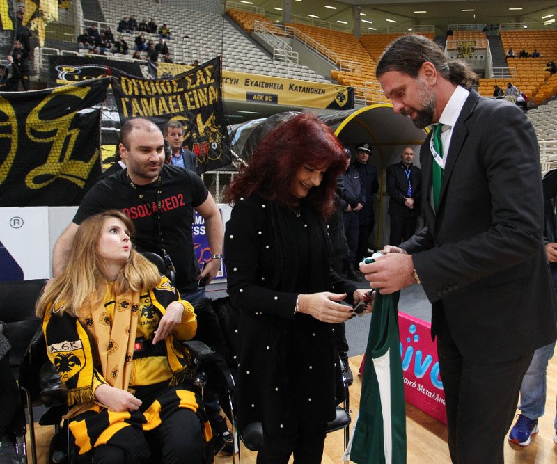 Το δώρο των παικτών του Παναθηναϊκού στη Μυρτώ της Πάρου [εικόνες] | iefimerida.gr 1