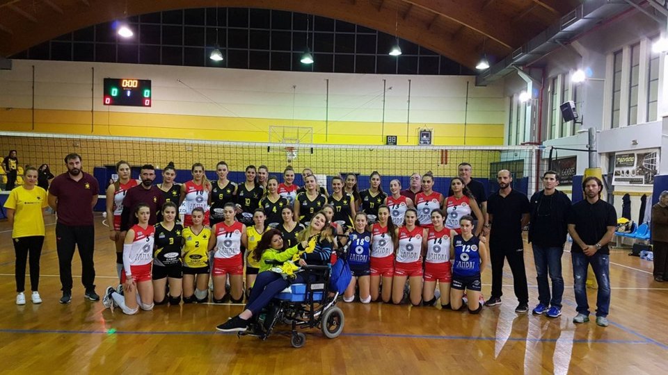 Συγκινητικές στιγμές: Η Μυρτώ της Πάρου πήγε να δει την ΑΕΚ και στο βόλεϊ [εικόνες & βίντεο] | iefimerida.gr 1