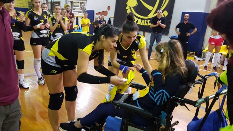 Συγκινητικές στιγμές: Η Μυρτώ της Πάρου πήγε να δει την ΑΕΚ και στο βόλεϊ [εικόνες & βίντεο] | iefimerida.gr 0