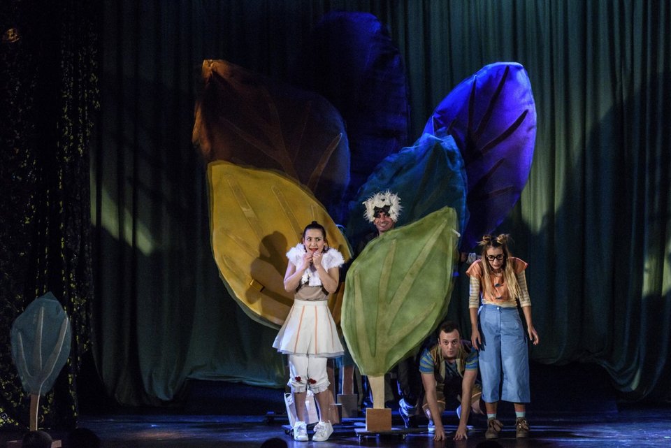 Δύο παιδικές παραστάσεις απαντούν στο «γιατί έζησαν αυτοί καλά και εμείς καλύτερα» [εικόνες] | iefimerida.gr 1