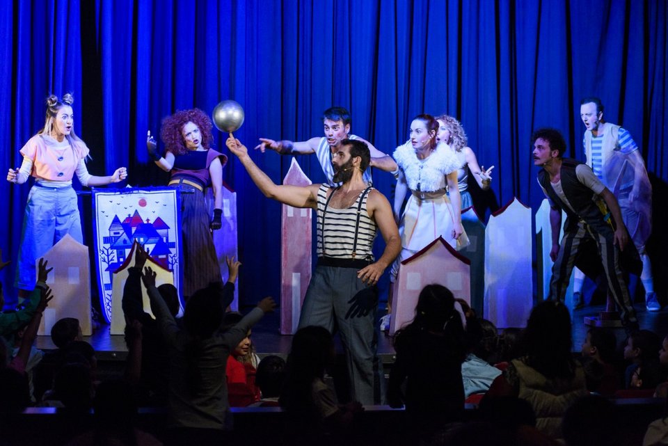 Δύο παιδικές παραστάσεις απαντούν στο «γιατί έζησαν αυτοί καλά και εμείς καλύτερα» [εικόνες] | iefimerida.gr 2