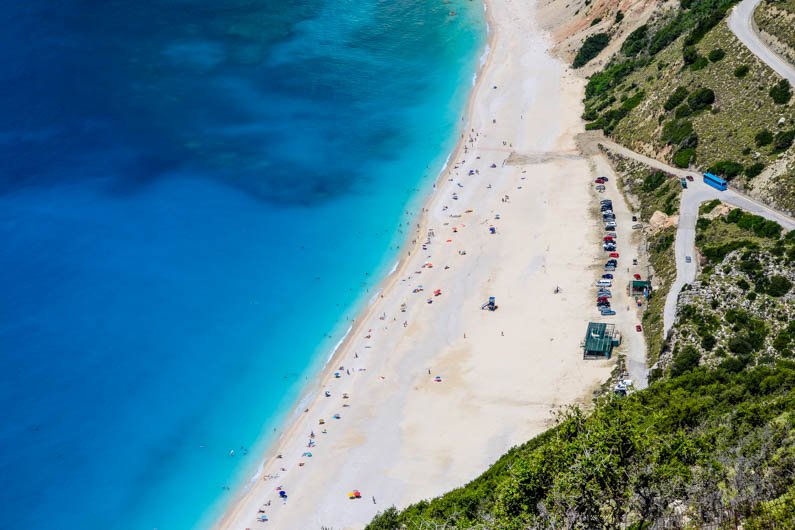 Εντυπωσιακό: Ελικόπτερο πετά πάνω από τον Μύρτο και συμμετέχει σε έργα για τις πτώσεις βράχων! [εικόνες & βίντεο] | iefimerida.gr 0