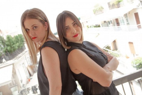 Μyksa: Δύο κορίτσια με πολύ χιούμορ σχεδιάζουν τα ρούχα που ταιριάζουν όπως κανένα άλλο στον ελληνικό γυναικείο σωματότυπο [εικόνες]  | iefimerida.gr 0