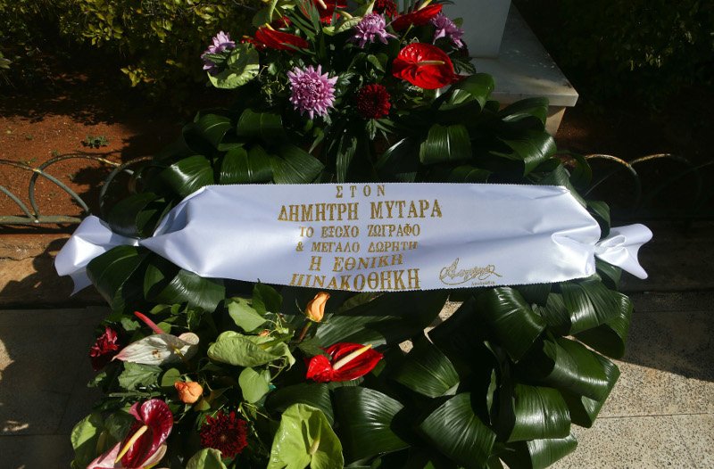 Φίλοι, συγγενείς και πλήθος κόσμου στο τελευταίο αντίο στον Δημήτρη Μυταρά [εικόνες] | iefimerida.gr 12