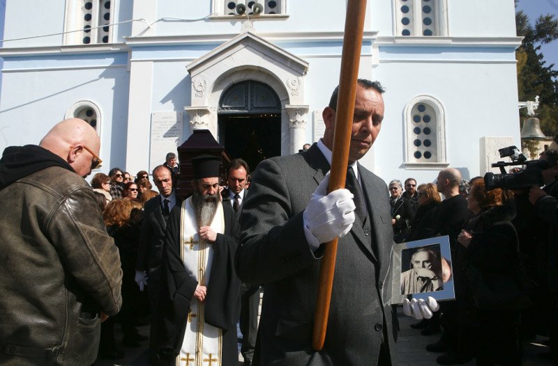 Φίλοι, συγγενείς και πλήθος κόσμου στο τελευταίο αντίο στον Δημήτρη Μυταρά [εικόνες] | iefimerida.gr 5
