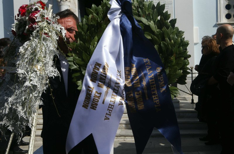 Φίλοι, συγγενείς και πλήθος κόσμου στο τελευταίο αντίο στον Δημήτρη Μυταρά [εικόνες] | iefimerida.gr 7