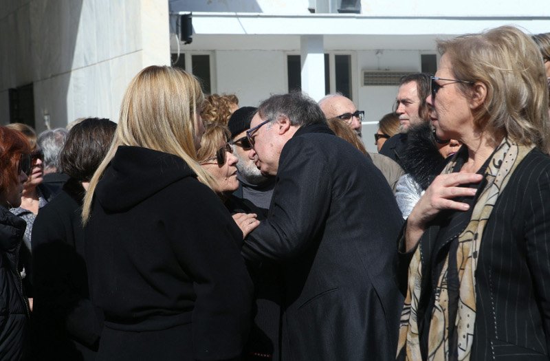 Φίλοι, συγγενείς και πλήθος κόσμου στο τελευταίο αντίο στον Δημήτρη Μυταρά [εικόνες] | iefimerida.gr 8