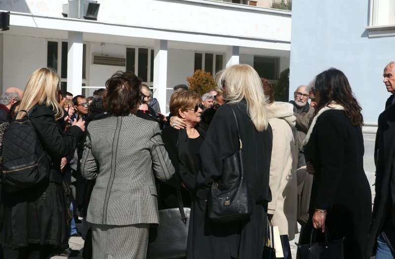 Φίλοι, συγγενείς και πλήθος κόσμου στο τελευταίο αντίο στον Δημήτρη Μυταρά [εικόνες] | iefimerida.gr 9