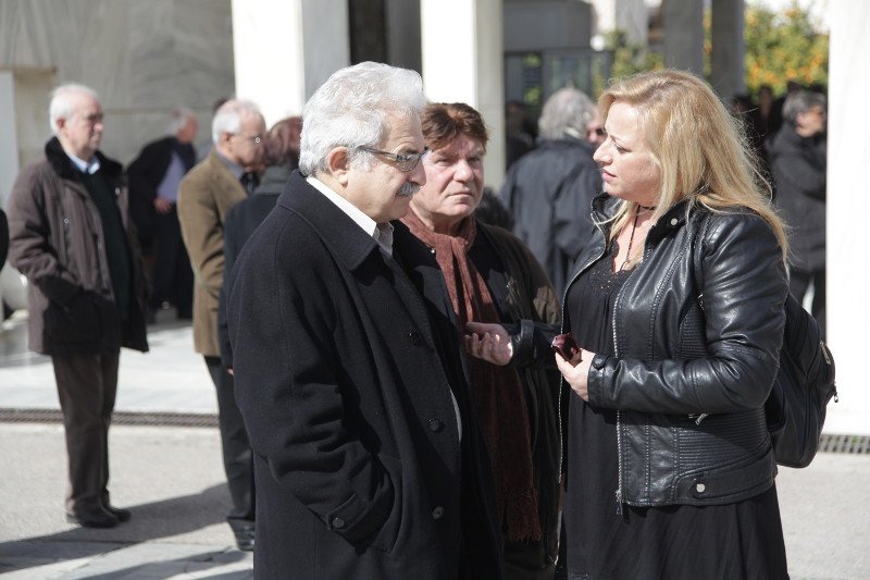 Φίλοι, συγγενείς και πλήθος κόσμου στο τελευταίο αντίο στον Δημήτρη Μυταρά [εικόνες] | iefimerida.gr 10