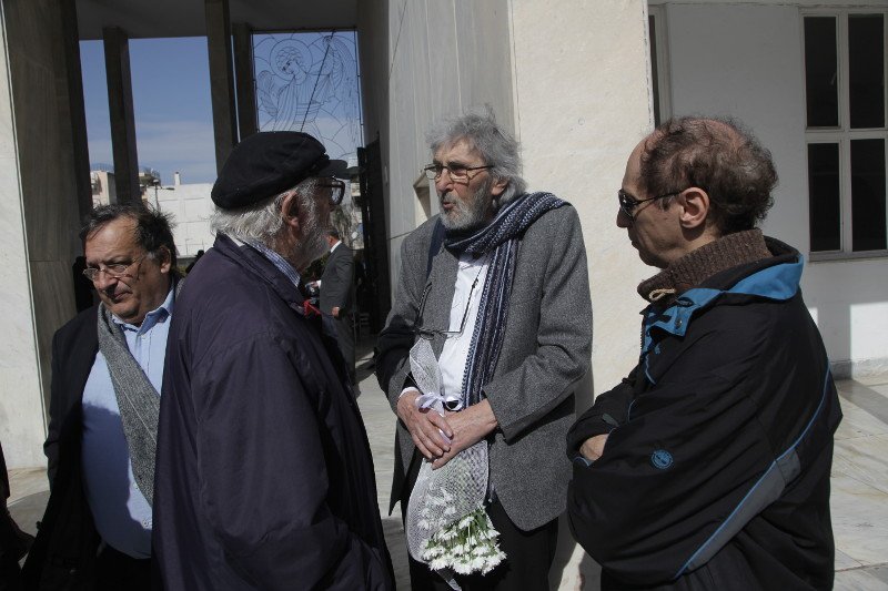 Φίλοι, συγγενείς και πλήθος κόσμου στο τελευταίο αντίο στον Δημήτρη Μυταρά [εικόνες] | iefimerida.gr 6